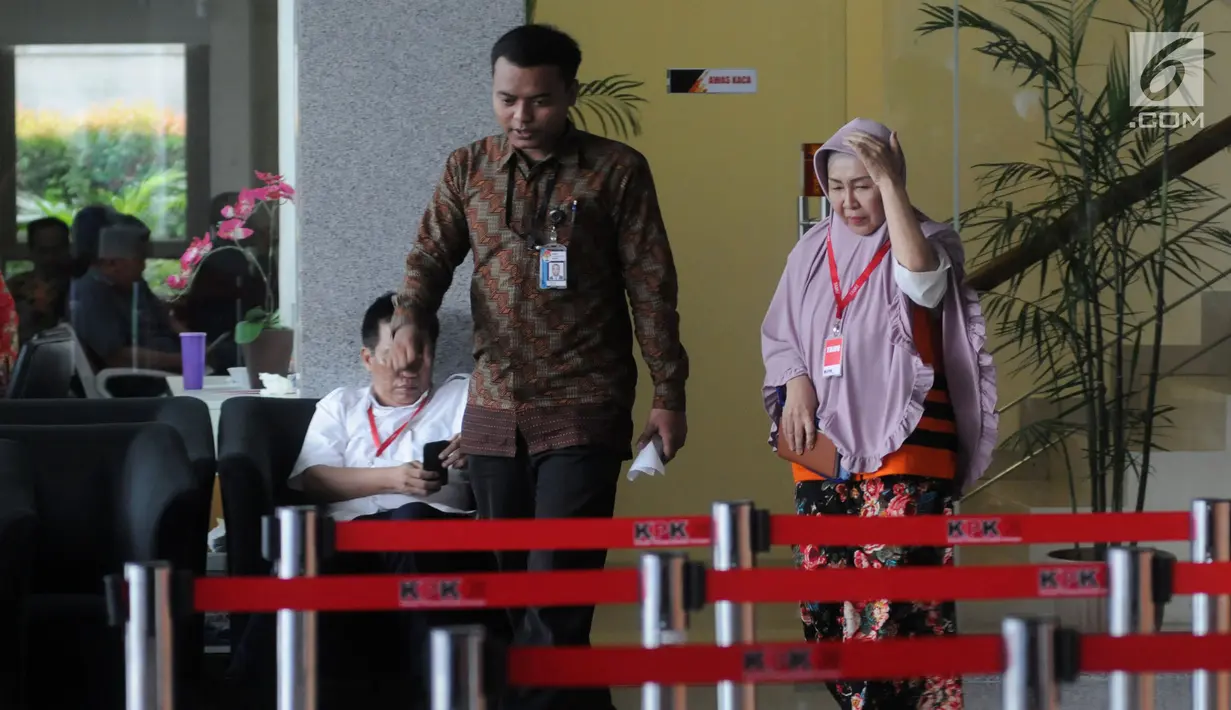 Anggota DPRD Kota Malang Heri Pudji Utami usai diperiksa KPK, Jakarta, Jumat (20/4). Heri Pudji diperiksa sebagai saksi dugaan suap pembahasan APBD-P Pemerintah Kota Malang TA 2015. (Merdeka.com/Dwi Narwoko)