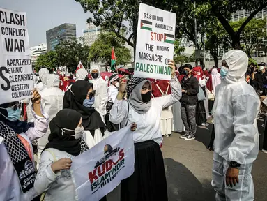 Petugas Satgas COVID-19 dari personel kepolisian meminta peserta aksi solidaritas untuk Palestina menjaga protokol kesehatan di depan Kedutaan Besar AS, Jakarta, Selasa (18/5/2021). Massa mengutuk dan mengecam keras kekerasan yang dilakukan Israel atas Palestina. (Liputan6.com/Faizal Fanani)