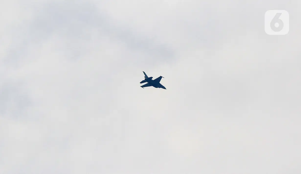 Jet TNI AU saa mengelilingi Jakarta, Jumat (13/8/2021). Pengibaran bendera yang dilakukan TNI AU sebagai bentuk latihan untuk persiapan puncak peringatan HUT ke-76 RI pada tanggal 17 Agustus 2021 mendatang. (Liputan6.com/Herman Zakharia)