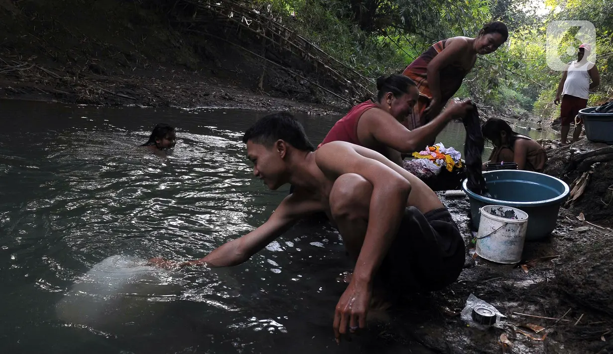 Warga Kampung Korot dan Kampung Jambe mengambil air dari Kali Cihoe. (merdeka.com/Imam Buhori)