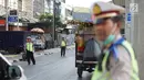 Petugas Kepolisian berjaga di persimpangan Jalan Dharmawangsa X dan Jalan Fatmawati, Jakarta, Senin (9/9/2019). Polisi mulai menindak pengendara yang melanggar perluasan ganjil genap di Jakarta Selatan. (Liputan6.com/Immanuel Antonius)