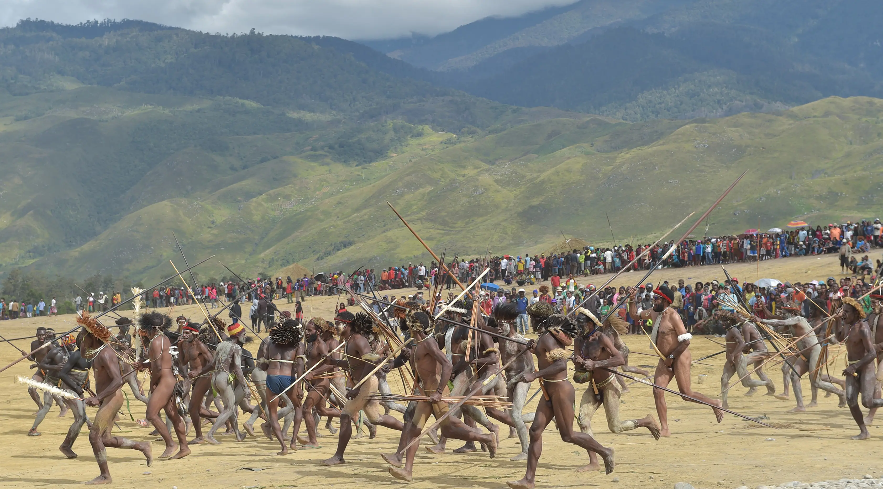  Ingin Lihat Peperangan Suku Papua? Ke Festival Lembah Baliem di Wamena saja. (AFP PHOTO/Adek Berry)
