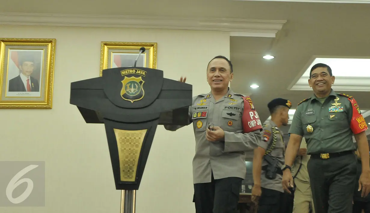 Kapolda Metro Jaya, Irjen M Iriawan jelang memberikan keterangan pers terkait penangkapan Miryam S. Haryani di Jakarta, Senin (1/5). Rencananya, Miryam akan langsung dibawa ke KPK setelah diperiksa. (Liputan6.com/Helmi Afandi)