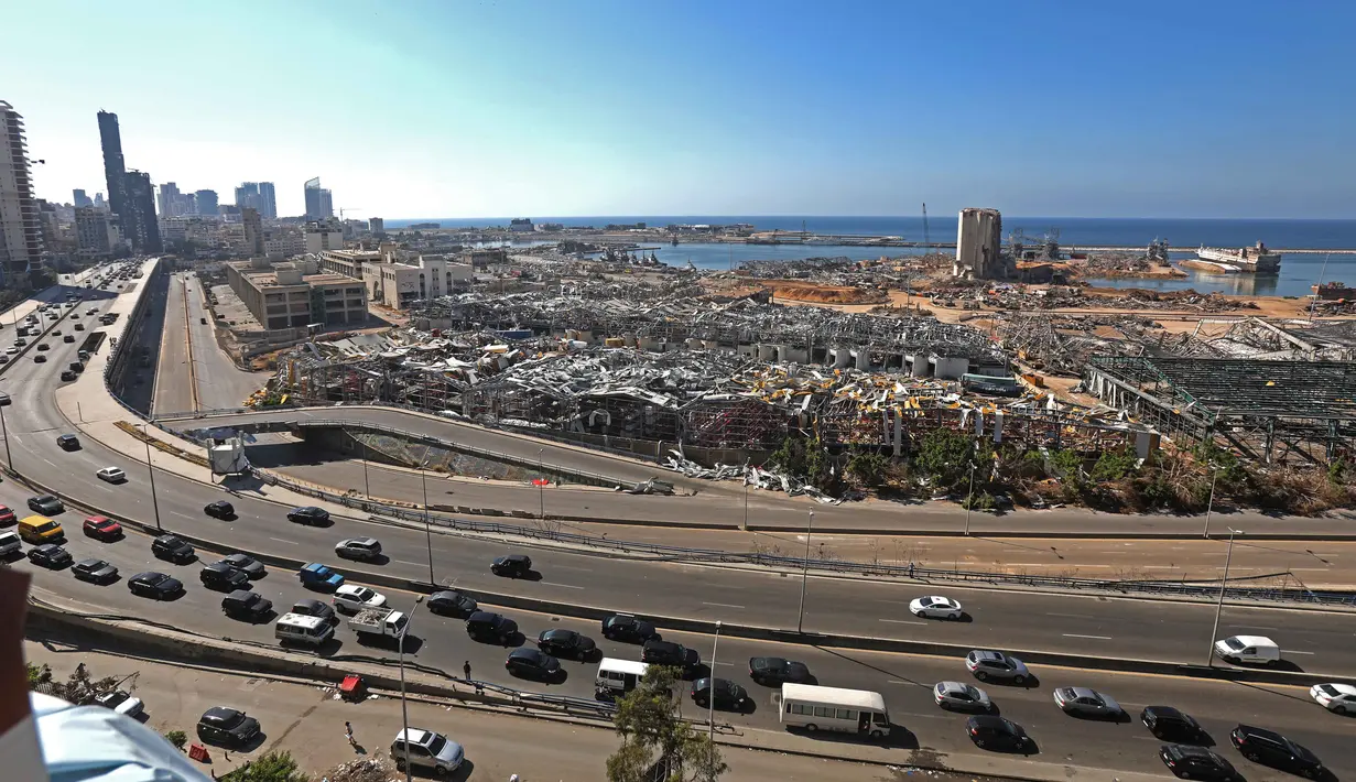 Puing-puing bangunan terlihat di Pelabuhan Beirut, Lebanon (17/8/2020). Kerugian yang dialami Lebanon pascaledakan di Beirut meningkat saat Perserikatan Bangsa-Bangsa (PBB) dan mitranya melanjutkan penilaian mereka. (Xinhua/Bilal Jawich)