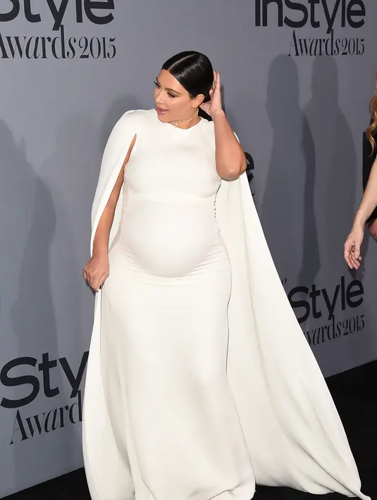 Kim Kardashian salah satunya, dirinya selalu mengoleksi tas dengan budget yang super mahal. Tak heran dirinya selalu percaya diri ketika membawa tas mahalnya menjelajahi pusat kota. (AFP/Bintang.com)