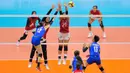 Sejak set pertama, kedua tim langsung tampil agresif. Tim voli putri Indonesia dan Filipina terlibat aksi saling jual beli serangan. Tampak dalam foto, Timnas voli putri Indonesia saat bertanding melawan Filipina pada laga final SEA Games 2025 di Indoor Stadium Huamark, Bangkok, Thailand, Senin (15/12/2025). (Bola.com/Bagaskara Lazuardi)