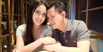 Postingan foto Shandy Aulia dengan suami mendapat banyak sindiran dari netizen, Shandy Aulia menanggapi dengan cuek.