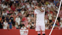 Sergio Ramos tak kuasa membendung air matanya saat perkenalan pemain baru Sevilla yang berlangsung di Stadion Ramon Sanchez Pizjuan, Sevilla, Rabu (06/09/2023) waktu setempat. Ia bergabung dengan Sevilla dengan status bebas transfer setelah kontraknya di PSG tak diperpanjang. (AFP/Cristina Quicler)