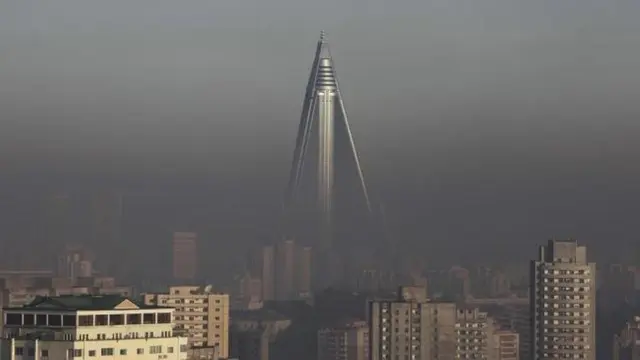 Hotel Ryugyong di Korea Utara mendominasi pemandangan langit di Pyongyang (AP)