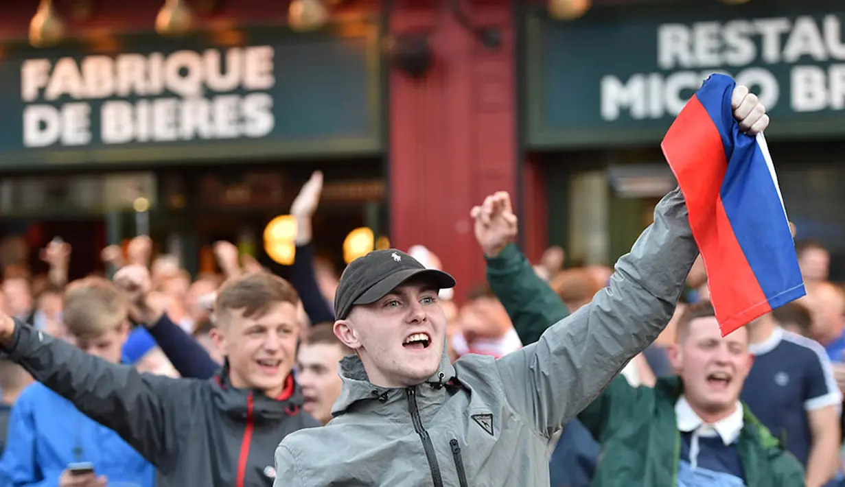 Para penggemar Rusia berkelahi dengan hooligan Inggris dan Wales saat bertemu di Lille, Prancis, Selasa (14/6/2016) atau Rabu dini hari WIB. (AFP/Leon Neal)