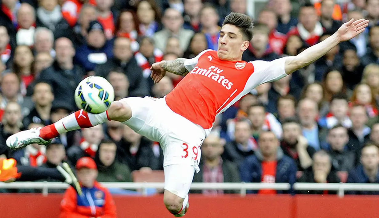 5. Hector Bellerin, kemampuan dan bakat bek sayap Arsenal ini memikat calon pelatih Manchester City, Pep Guardiola. Namun menurut kabar situs El Confidencial, Arsenal tidak akan melepas pria Spanyol itu ke Ettihad. (EPA/Gerry Penny) 