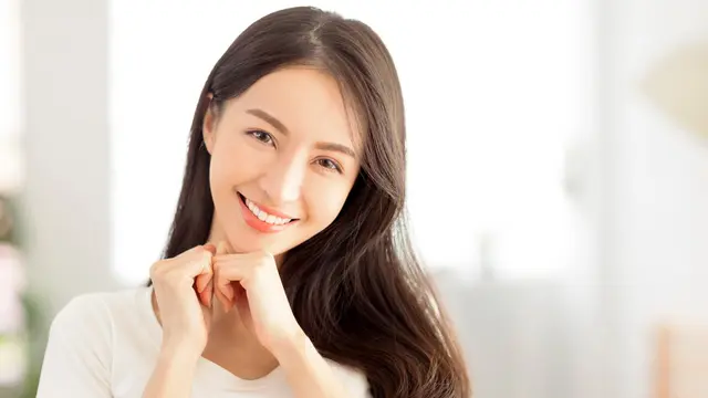 cantik tersenyum bahagia