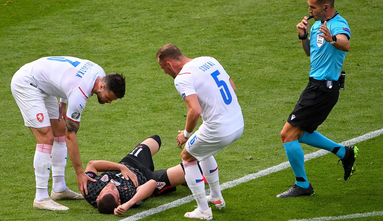 Pada menit ke-10, pemain Kroasia, Ante Rebic dilanggar di dekat kotak pinalti. Sayangnya Djan Lovren gagal memanfaatkan tendangan bebas ini. Tembakannya terlalu deras sehingga melambung jauh di atas mistar gawang Tomas Vaclik. (Foto: AFP/Pool/Andy Buchanan)