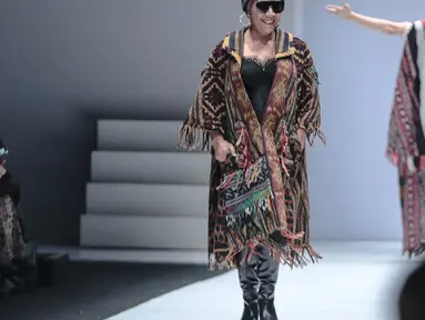 Menteri Kelautan dan Perikanan Susi Pudjiastuti berjalan di 'catwalk' mengenakan busana rancangan Anne Avantie yang bertajuk Badai Pasti Berlalu pada perhelatan Jakarta Fashion Week 2019 di Senayan City, Selasa (23/10). (Liputan6.com/Faizal Fanani)