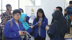 Mahasiswa berbagai kampus bersiap mengikuti Workshop Session Emtek Goes to Campus 2018 di Gedung 2 Universitas Padjajdaran, Bandung, Selasa (4/12). Sesi workshop diisi sejumlah materi termasuk jurnalistik media on line. (Liputan6.com/Helmi Fithriansyah)