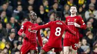 Para pemain Liverpool merayakan gol yang dicetak oleh Sadio Mane ke gawang Norwich City pada laga Premier League di Stadion Carrow Road Minggu (16/2/2020). Liverpool menang 1-0 atas Norwich City. (AP/Frank Augstein)