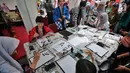 Pengunjung belajar menulis huruf kanji saat acara Jak-Japan Matsuri 2018 di komplek Gelora Bung Karno, Senayan, Jakarta, Sabtu (8/9). Jak-Japan Matsuri 2018 kembali diselenggarakan selama dua hari, yakni 8-9 September. (Liputan6.com/Faizal Fanani)