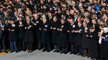 Perdana Menteri Turki Binali Yildirim, Presiden Tayyip Erdogan dan mantan Presiden Abdullah Gul berdoa bersama pelayat lain saat upacara pemakaman anggota Polisi yang tewas dalam ledakan bom di Istanbul, Turki (11/12). (Reuters/Murad Sezer)