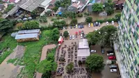 Ratusan kendaraan di Apartemen Sentra Timur, Cakung terendam banjir. (Raden Trimutia Hatta/Liputan6.com)