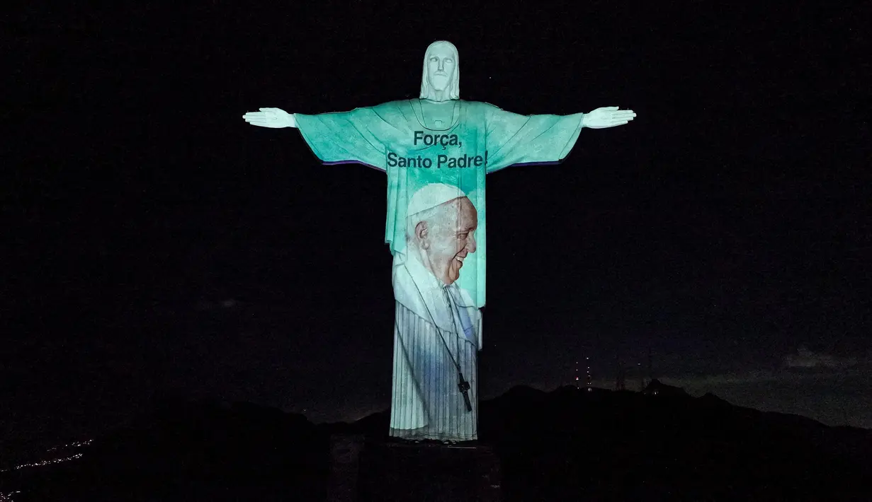 Paus Fransiskus memiliki nama lahir Jorge Mario Bergoglio, dilahirkan pada 17 Desember 1936 di Buenos Aires, Argentina. Tampak dalam foto selebaran yang dirilis oleh Sanctuary of Christ the Redeemer ini menunjukkan gambar Paus Fransiskus yang diproyeksikan pada patung Kristus Sang Penebus di Rio de Janeiro, Brasil, pada 27 Februari 2025. (Handout/Brazil's Sanctuary of Christ the Redeemer/AFP)