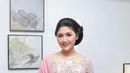 Anggun paripurna, Erina tampil berbalut kebaya sabrina berdetail beads warna dusty pink. [@erinagudono]