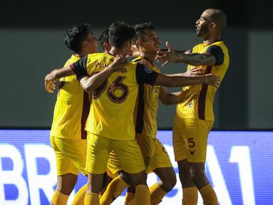 Hingga pekan kedua BRI Liga 1 2022/2023 yang masih menyisakan 1 laga antara Persebaya Surabaya melawan Persita Tangerang, tiga klub bertengger di papan atas dengan menyapu bersih dua kemenangan. Salah satunya adalah Persikabo 1973 yang di pekan kedua mengalahkan tuan rumah Dewa United 3-1, Minggu (31/7/2022) di Indomilk Arena, Tangerang. (Bola.com/Bagaskara Lazuardi)