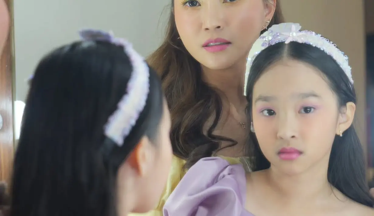 Pulasan makeup Sarwendah dan Thalia Onsu pun mengikuti dress yang mereka kenakan. Sarwendah terlihat festive dengan eyeshadow kuning neon, sementara Thalia tampil lebih soft dengan warna ungu [@sarwendah29]
