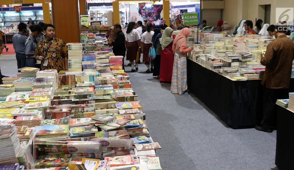 Pengunjung melihat-lihat buku pada Indonesia International Book Fair 2019 di Jakarta Convention Center, Kamis (5/9/2019). Indonesia International Book Fair 2019 menghadirkan ratusan ribu buku dari berbagai penerbit dan berlangsung hingga 8 September 2019. (Liputan6.com/Helmi Fithriansyah)