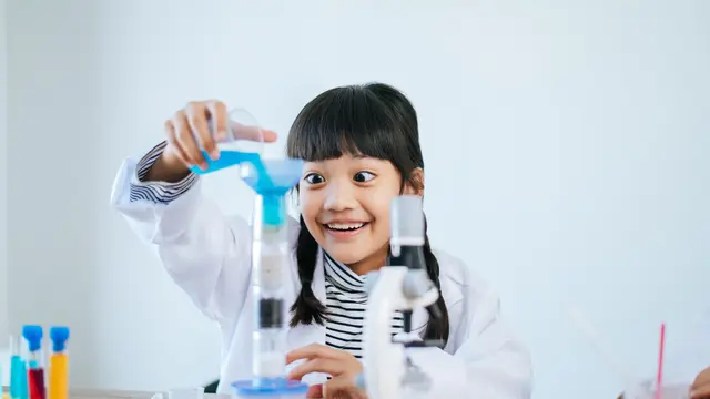 Eksperimen lampu lava dengan memanfaatkan botol plastik bekas