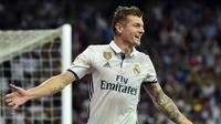 Gelandang Real Madrid, Toni Kroos, merayakan gol yang dicetaknya ke gawang Sevilla pada laga La Liga Spanyol di Stadion Santiago Bernabeu, Madrid, Minggu (14/5/2017). (AFP/Gerard Julien)