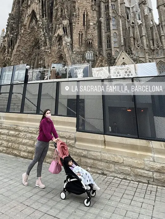 Syahnaz juga tampil mengenakan sweater magenta dipadu lengging hitamnya. Tampi lebih santai sambil mendorong  stroller sang anak.  @syahnazs