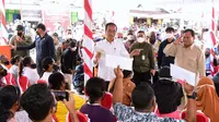 Presiden Jokowi meninjau penyerahan bantuan sosial di Kantor Pos Dobo Kabupaten Kepulauan Aru Provinsi Maluku, Kamis (15/9/2022). (Biro Pers Sekretariat Presiden)