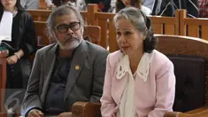 Terdakwa Margriet Megawe (kanan) dan Ketua KPAI Arist Merdeka Sirait (kiri) memberi keterangan dalam persidangan kasus Angeline, Pengadilan Negeri Denpasar, (12/1). Jaksa menghadirkan Arist Merdeka untuk memberikan kesaksian. (Liputan6.com/Angga Yuniar)