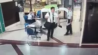 Pilot terlihat berjalan sempoyongan selepas pemeriksaan di bandara.