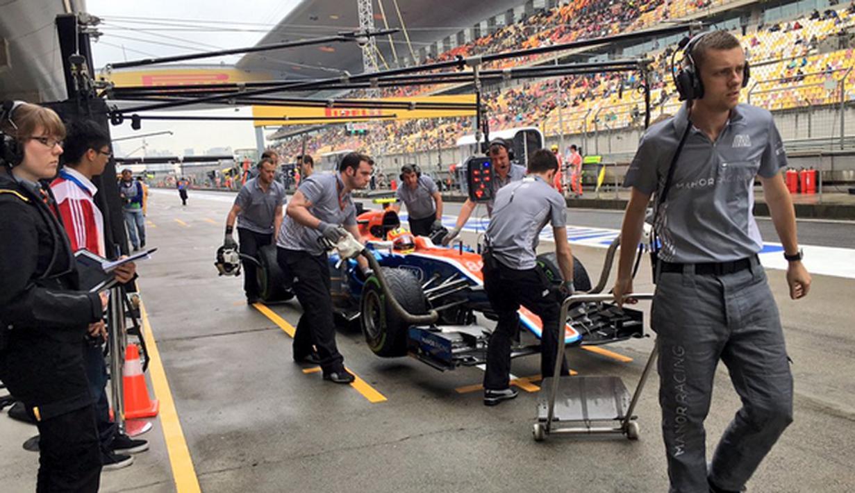 Rio Haryanto meraih catatan waktu 2 menit 02,732 detik dalam latihan bebas ketiga F1 GP China di Sirkuit Internasional Shanghai, China, Sabtu (16/4/2016). (Bola.com/Twitter/Manorracing)