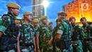 Personel TNI saat apel persiapan pengamanan perayaan malam Tahun Baru 2023 di Bundaran HI, Jakarta, Sabtu (31/12/2022). Pemprov DKI Jakarta telah menyiapkan tujuh titik panggung kemeriahan untuk menyambut tahun baru 2023.  (Liputan6.com/Angga Yuniar)