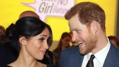 Pangeran Harry didampingi tunangannya Meghan Markle menghadiri Commonwealth Heads of Government Meeting di London (19/4). Meghan Markle terlihat mengenakan busana serba hitam saat mengahadiri acara tersebut. (Chris Jackson/Pool Photo via AP)