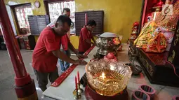 Pekerja memasang kain di altar untuk persembahyangan di Wihara Amurka Bhumi, Jakarta, Senin (28/1). Makna dari bersih-bersih wihara ini sebagai simbol untuk membersihkan diri, ucapan dan perbuatan. (Liputan6.com/Fery Pradolo)