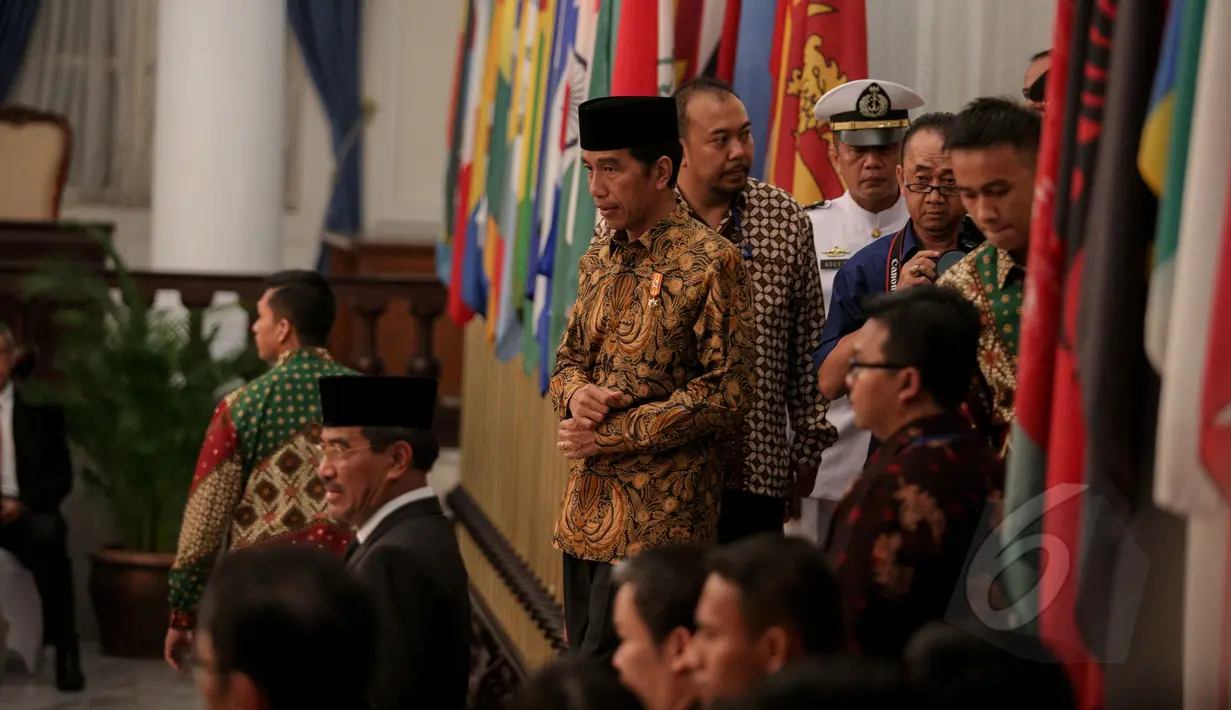 Presiden Jokowi saat tiba untuk memberikan penghormatan terakhir kepada jenazah Dubes RI untuk Pakistan, Burhan Muhammad di Gedung Pancasila, Kementerian Luar Negeri, Jakarta, Selasa (19/5/2015). (Liputan6.com/Faizal Fanani) 