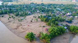 Di beberapa daerah seperti Meureudu, dilaporkan puluhan rumah mengalami kerusakan parah. Tampak foto udara menunjukkan kerusakan akibat banjir di sebuah desa di Meureudu, Kabupaten Pidie Jaya, Provinsi Aceh, pada 30 November 2025. (CHAIDEER MAHYUDDIN/AFP)