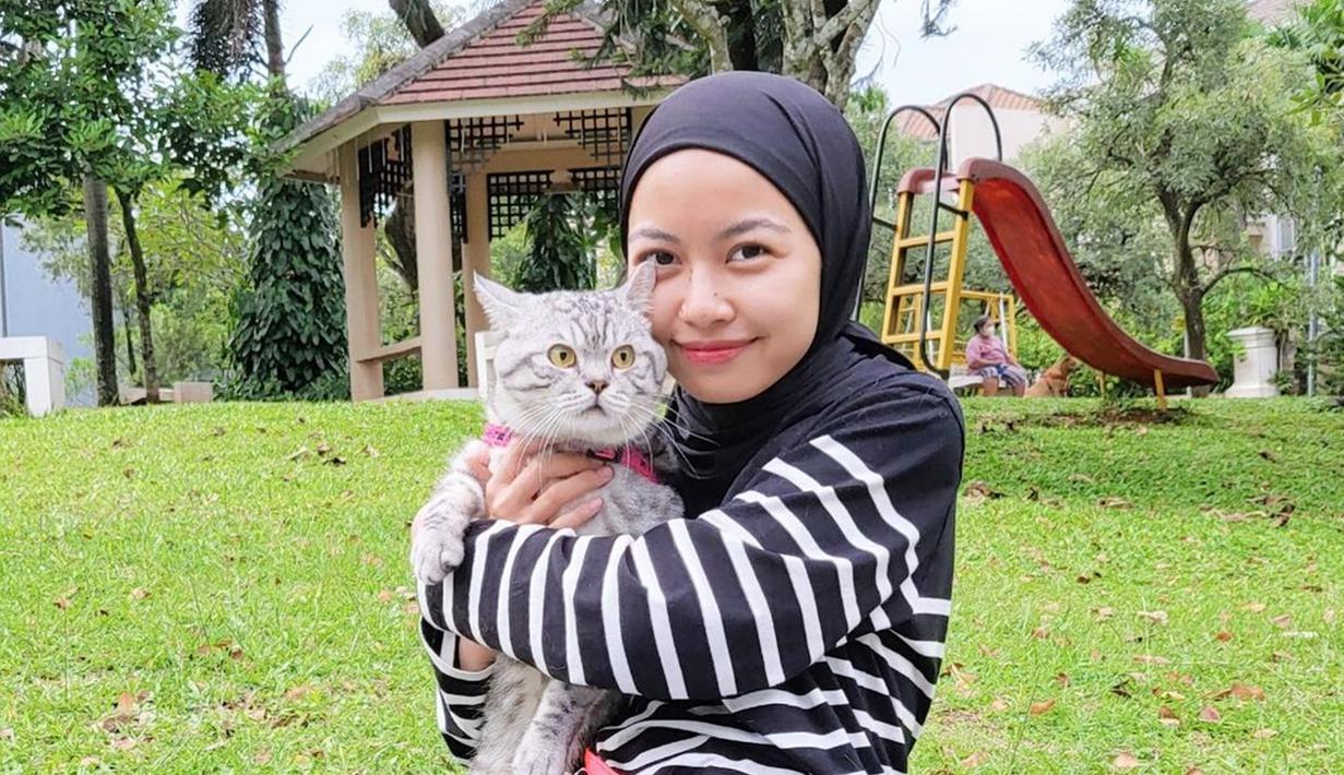 Abang sangat lucu dengan kombinasi bulu putih dan silver. Abang saat bersama Tsana menjadi kucing yang penurut walaupun Tsana terus menerus memeluk Abang. Momen keakraban Tsana bersama kucing kesayangannya ini menjadi pusat perhatian karena terlihat begitu menggemaskan. (Liputan6.com/IG/@ntsana)