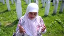 Pembantaian Srebrenica dimulai pada 11 Juli 1995, ketika pasukan Bosnia Serbia yang dipimpin Komandan Ratko Mladić menduduki Kota Srebrenica. Kota itu jatuh ke tangan pasukan Bosnia Serbia dalam lima hari dan sejak itu pembantaian mulai terjadi. (AP Photo/Armin Durgut)