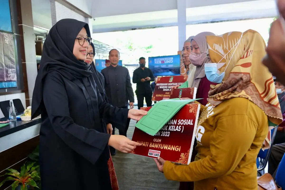 Bupati Banyuwangi Ipuk Fiestiandani serahkan bantuan Warung naik Kelas ke pedagang kecil di Banyuwangi (Istimewa)