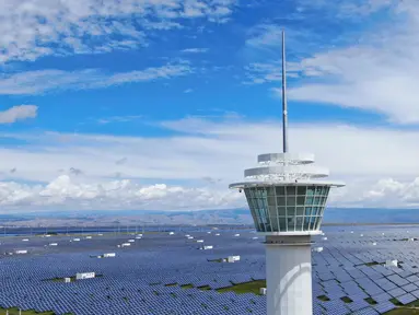 Foto udara menunjukkan pembangkit listrik tenaga surya di kawasan pengembangan industri hijau di Provinsi Qinghai, China (17/8/2020). Pembangkit listrik tenaga surya tersebut tidak hanya menghasilkan listrik tetapi juga membantu meningkatkan pendapatan warga miskin. (Xinhua/Zhang Long)