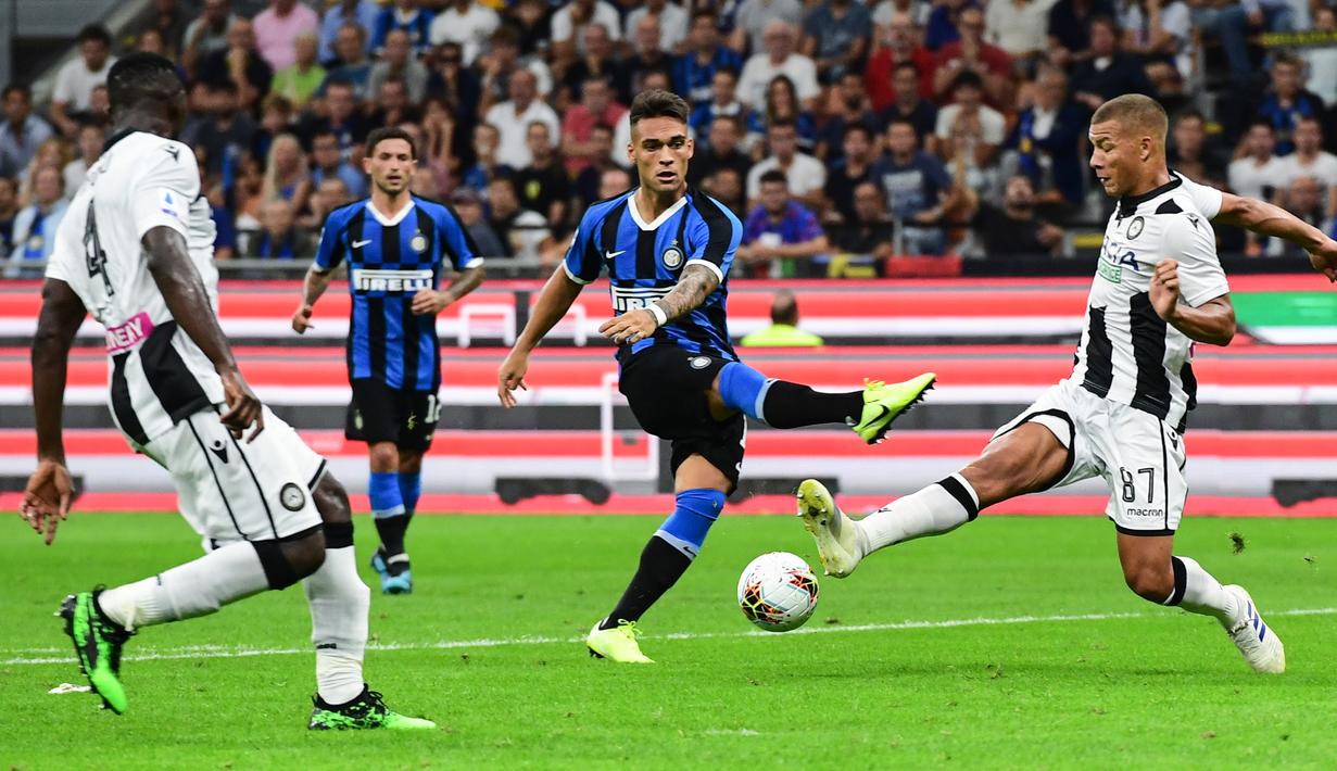 Striker Inter Milan, Lautaro Martinez, melepas tendangan saat melawan Udinese pada laga Serie A 2019/20 di Stadion San Siro, Milan, Sabtu (14/9). Inter menang 1-0 atas Udinese. (AFP/Miguel Medina)