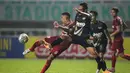 Pemain Persis Solo, Alberto Beto Goncalves (kiri) melepaskan tendangan yang berusaha diblok pemain Martapura Dewa United, Hery Susilo dalam laga semifinal Liga 2 2021 di Stadion Pakansari, Bogor, Senin (27/12/2021). (Bola.com/Bagaskara Lazuardi)