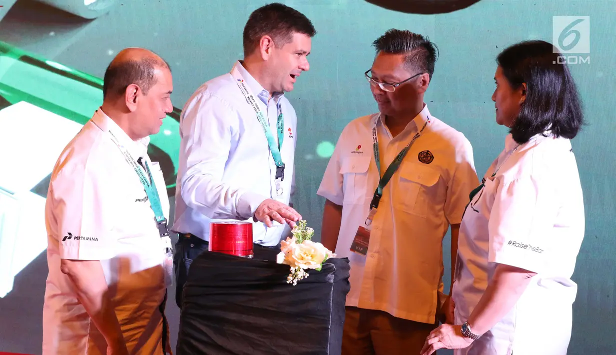 Dirut Pertamina Hulu Energi, Meidawati (kanan) bersama Deputi Perencanaan SKK Migas, Jafee Suardin (kedua kanan) saat Seremoni Serah Terima Alih Kelola Wilayah Kerja Jambi Merang di Sungai Kenawang Gas Plant, Sabtu (9/2). (Liputan6.com/Helmi Fithriansyah)