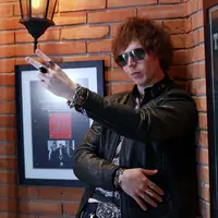 Matt Hart, gitaris Arkarna dalam wawancara eksklusif Bintang.com (Deki Prayoga/Bintang.com)