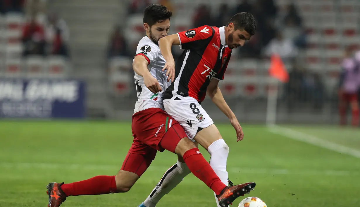 Sandy Walsh (kiri). Bek kanan KV Mechelen berusia 26 tahun ini memiliki darah Indonesia dari kakek yang lahir di Indonesia. Di level timnas, ia pernah memperkuat Timnas Yunior Belanda. Bersama KV Mechelen di Liga Belgia, ia telah tampil 45 kali dengan raihan 5 gol dan 7 assist. (AFP/Valery Hache)