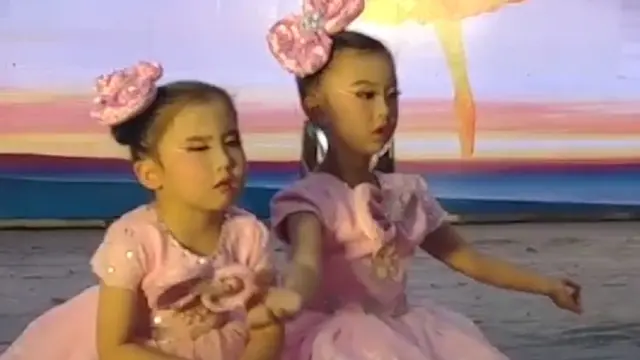 Kocak, Tingkah Polos Gadis Kecil Tertidur di Atas Panggung Saat Sedang Menari.
